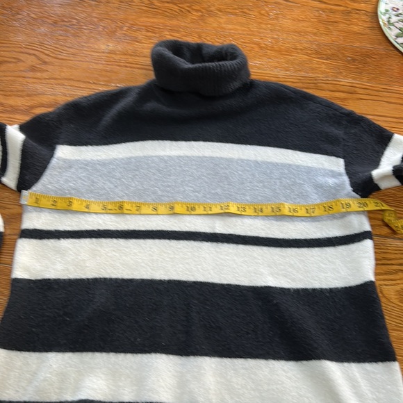 Talbots black/gray/winter white turtleneck sweater.  Size Large. Hi-lo hemline. - Picture 4 of 12